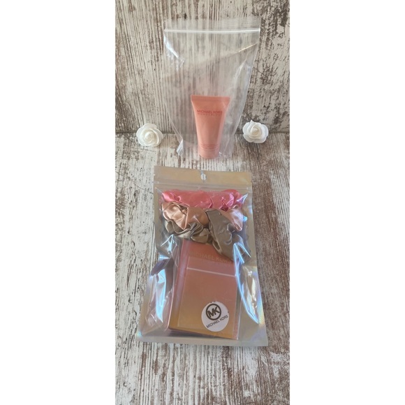 Brand new Michael Kors exclusive bundle - Picture 2 of 8